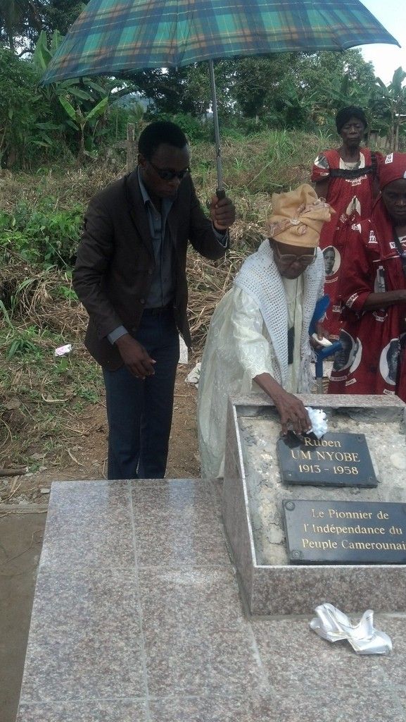 maman Marthe et la fleur "grande soit votre Association grande soit votre volonté grande soit vote amour pour le Cameroun tel est la volonté du Mpondol"